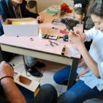 Jeunes et parrains en pleine action de construction