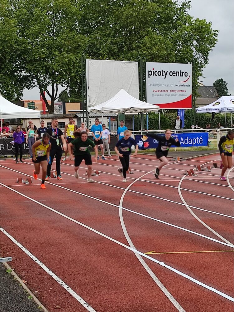 Sur la piste du stade pendant une course