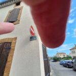 Dans les rues de Capendu, les jeunes montrent du doigt la plaque d'un nom de rue en l'honneur des Marcovici