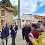 Lors de la pose de la plaque, de nombreuses personnes applaudissent
