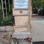 La plaque et le mur fleuri