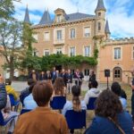 Les jeunes et les invités assistent aux discours devant le château