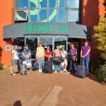 Photo de groupe devant la réception de l'hôtel