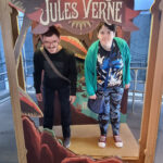 Deux personnes au Futuroscope dans un photocall de Jules Verne