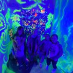 Photo des jeunes avec de la peinture phosphorescente