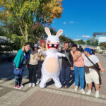 Photo de groupe dans le Futuroscope avec un lapin crétin
