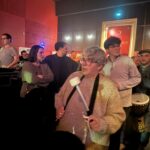Les musiciens, au cœur de la foule, déambulent avec leurs instruments