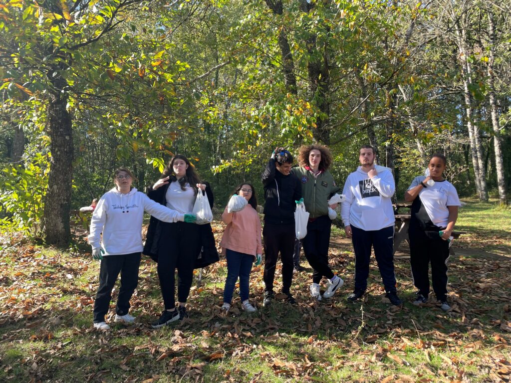 Photo de groupe avec les sacs de châtaignes