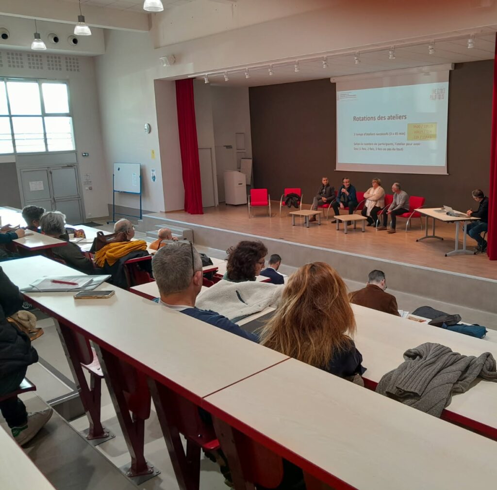 Dans l'amphithéâtre du lycée, ouverture de la séance avant la mise en route des ateliers thématiques