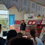 Yassine Bitat slame devant le public dans le hall de la MDPH
