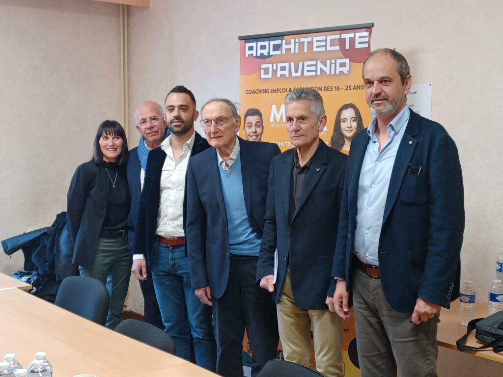 De gauche à droite : Magalie Pontillo, chargée de projet à la MLOA, Jean-Pierre Munich, directeur de la MLOA, Kevin REilles, référent handicap à la MLOA, AImé Gout, vice-président de l'APAJH Aude, Daniel Iché, Président de la MLOA et Laurent Guillaume, directeur de l'IME de Capendu