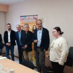 De gauche à droite : Magalie Pontillo, chargée de projet à la MLOA, Kevin REilles, référent handicap à la MLOA, AImé Gout, vice-président de l'APAJH Aude, Daniel Iché, Président de la MLOA et Laurent Guillaume, directeur de l'IME de Capendu et Gladys, jeune accompagnée par l'IME et la MLOA