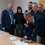 Laurent Guillaume signe la convention devant Magalie Pontillo, chargée de projet à la MLOA, Jean-Pierre Munich, directeur de la MLOA, Kevin REilles, référent handicap à la MLOA, AImé Gout, vice-président de l'APAJH Aude, Daniel Iché, Président de la MLOA