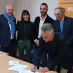 Daniel Iché, Président de la MLOA, signe la convention devant Magalie Pontillo, chargée de projet à la MLOA, Jean-Pierre Munich, directeur de la MLOA, Kevin REilles, référent handicap à la MLOA, AImé Gout, vice-président de l'APAJH Aude.