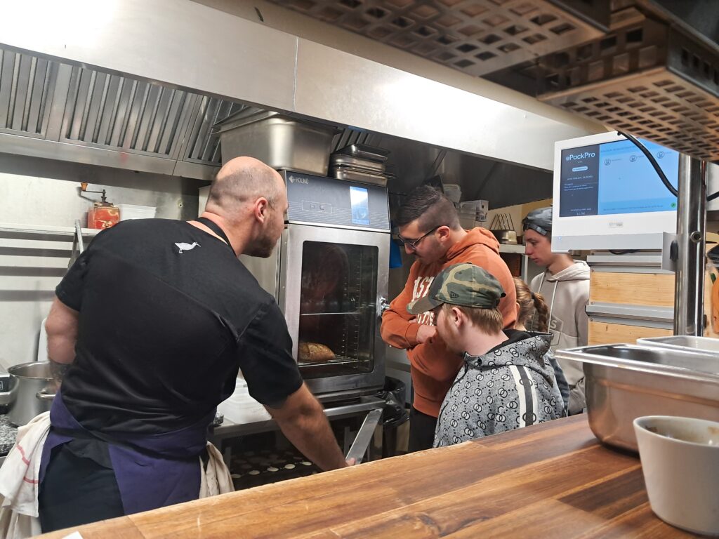 Les jeunes visitent la cuisine avec le Chef