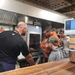 Les jeunes visitent la cuisine avec le Chef