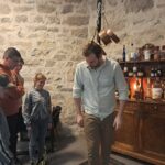 Les jeunes visitent le restaurant avec un membre de l'équipe