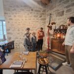 Les jeunes visitent le restaurant avec deux membres de l'équipe