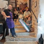 L'équipe du Bastion et des jeunes posent sur les marches de l'escalier du restaurant