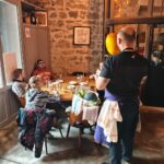 Les jeunes, au restaurant le Bastion, ouvrent les cadeaux achetés suite à la soirée caritative et font une dégustation devant le chef