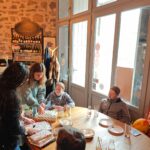 Les jeunes, au restaurant le Bastion, ouvrent les cadeaux achetés suite à la soirée caritative
