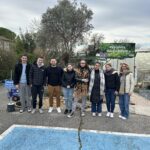 Photo de groupe devant la pépinière