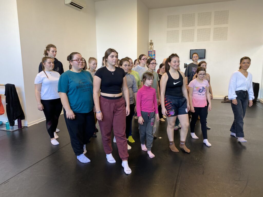 Le groupe en répétition de danse