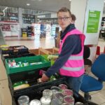 Deux jeunes placent les denrées collectées dans des caisses