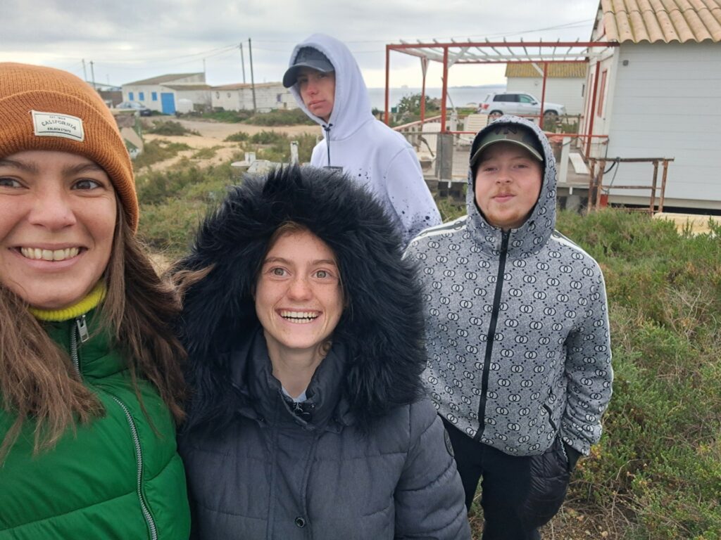 Trois jeunes et leur encadrante sur la plage des chalets de Gruissan