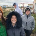 Trois jeunes et leur encadrante sur la plage des chalets de Gruissan