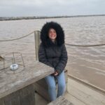 Une jeune fille assise au bord des salins