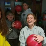 Trois jeunes et leur encadrante au bowling