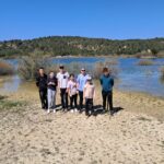 Photo de groupe au bord du point d'eau