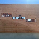 Le groupe dans la cabane d'observation en bois