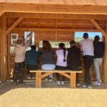 Le groupe dans la cabane d'observation en bois