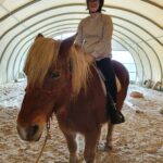 Une jeune sur un poney