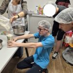 3 jeunes et une accompagnatrice s'affairent en cuisine