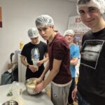 4 jeunes s'affairent en cuisine