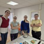 Photo de groupe avec 3 jeunes et une accompagnatrice devant une table