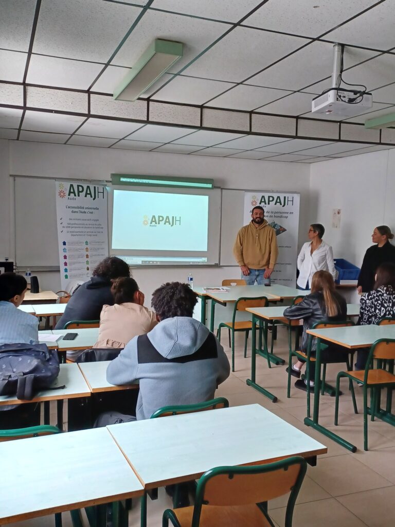 Roméo, Magali et Chaymaa témoignent dans une classe devant les élèves