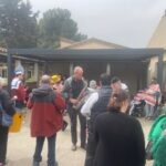 Le groupe joue dans la cour entouré de résidents de la MAS