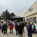 Le groupe joue dans la cour entouré de résidents de la MAS