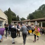 Le groupe joue dans la cour entouré de résidents de la MAS
