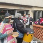 Le groupe joue dans la cour entouré de résidents de la MAS