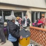 Le groupe joue dans la cour entouré de résidents de la MAS