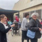 Le groupe joue dans la cour entouré de résidents de la MAS