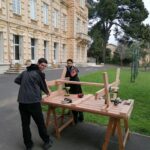 3 jeunes finalisent le montage à l'extérieur
