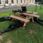 4 jeunes, sous la table, finalisent le montage