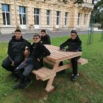 4 jeunes autour de la table finalisée