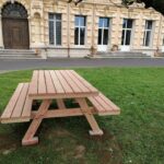 la table finalisée et scellée devant le château du centre, sur la pelouse